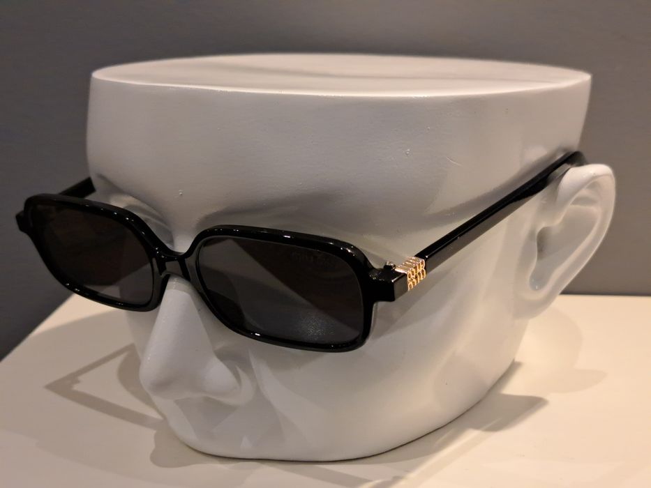 MIU MIU czarne prostokątne okulary przeciwsłoneczne zlote logo nowe
