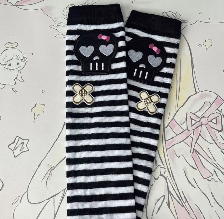 Мітенки з черепом