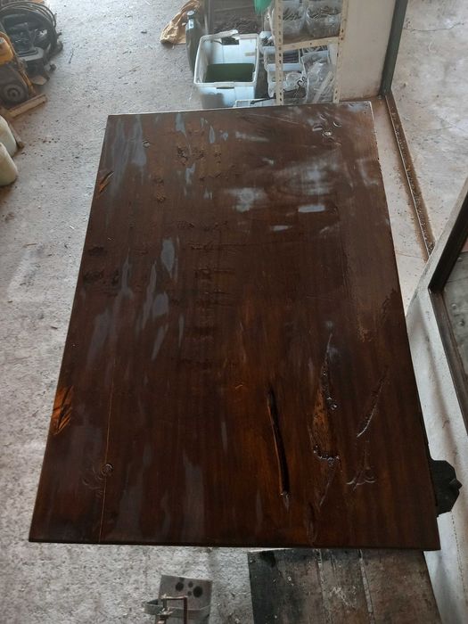 Mesa rústica de madeira maciça, antiga, tampo retangular espesso, pernas robustas em troncos roliços escurecidos