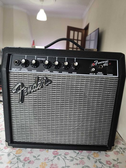 Pack Guitarra Stratocaster Squier + Pedal Guitarra Multi-FX G1X Four Zoom + Suporte de Guitarra