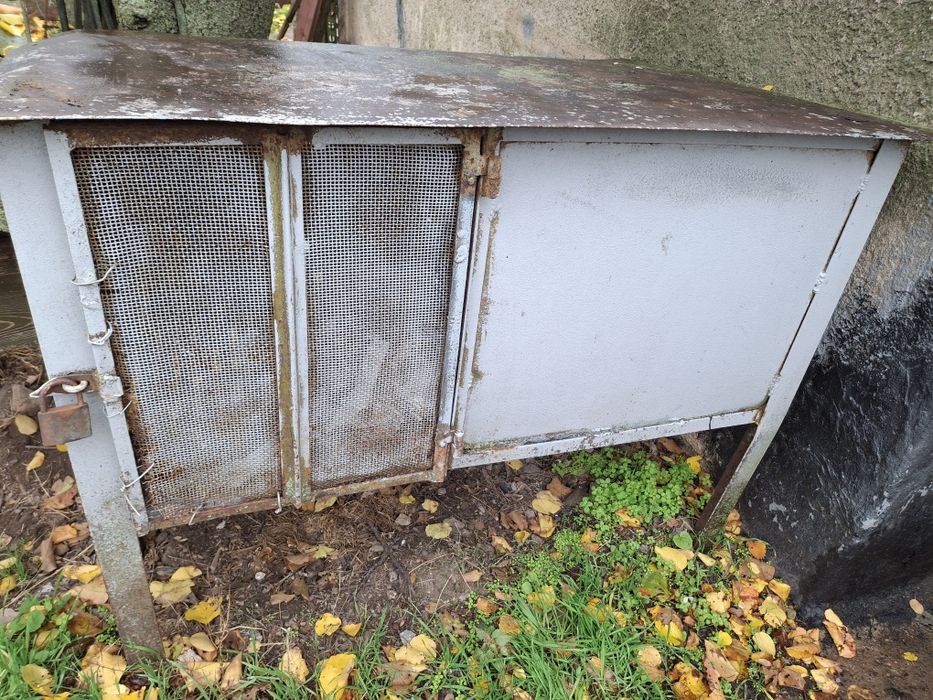 Металева клітка для кролів