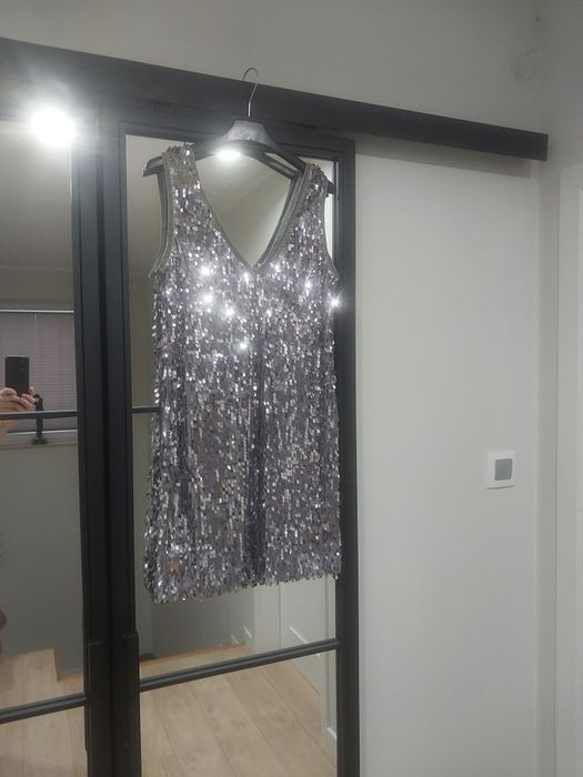 Sprzedam sukienkę cekinową .