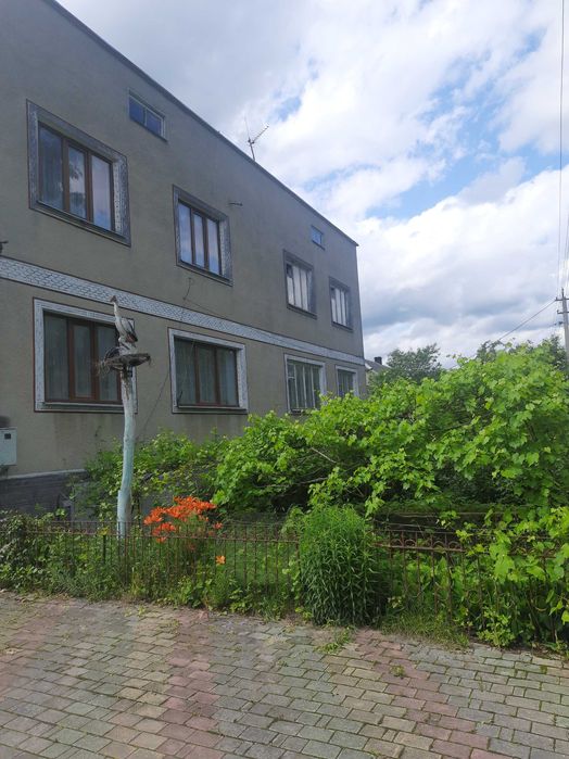 Половина двохповерхового житлового будиноку