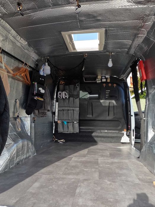 Peugeot Expert, está montada como Campervan, mas facilmente fica como carrinha de carga