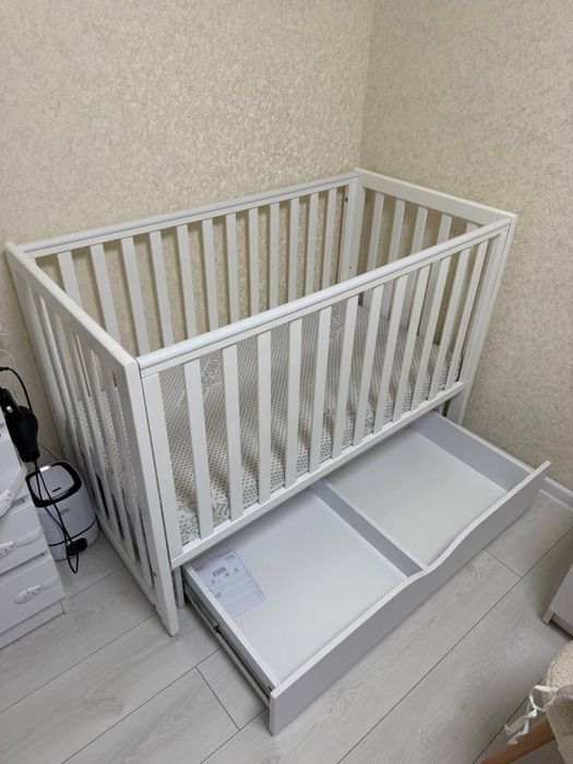 Детская кроватка с маятником, натуральное дерево