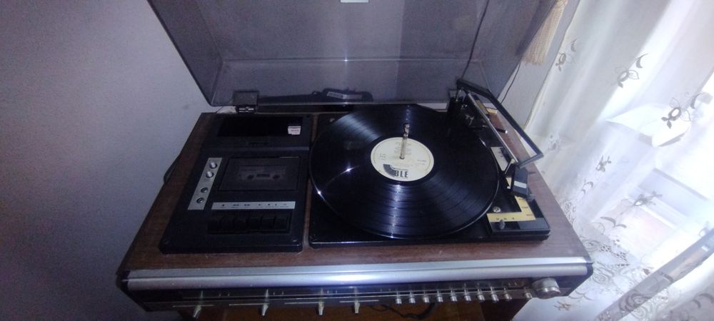 Gira-discos mais discos dos anos 80