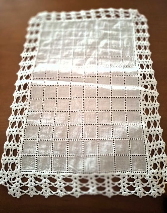 Conjunto de quarto branco com tecido bordado