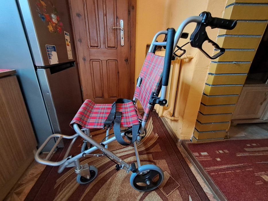 Wózek inwalidzki transportowy