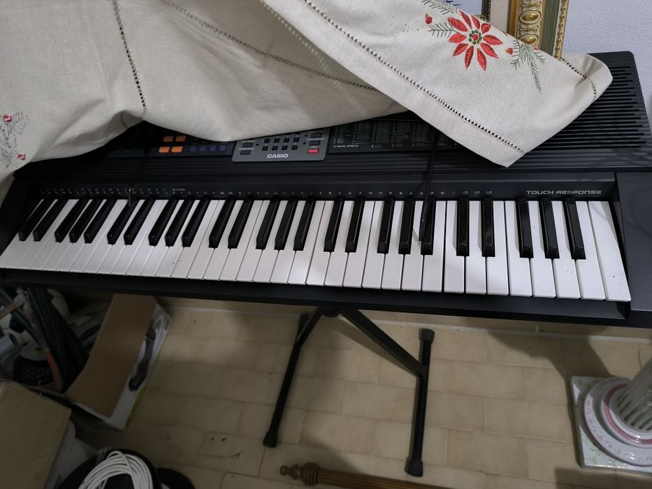 Vendo órgão com base de suporte em bom estado
