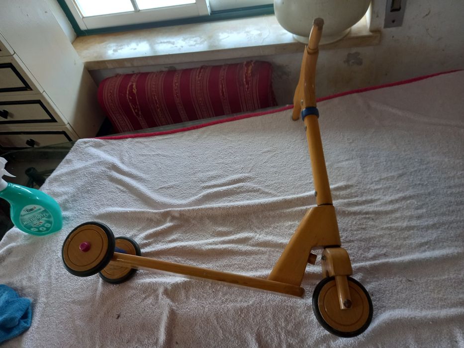 Trotinete Antiga em Madeira