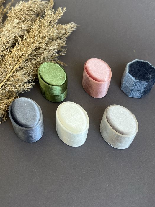 Оксамитова коробочка для весільних обручок, каблучки, сережок