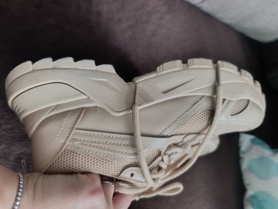 Beżowe sneakersy damskie