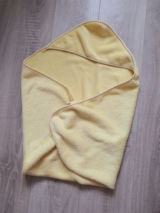 Дитячий махровий рушник-куточок для купання жовтого кольору