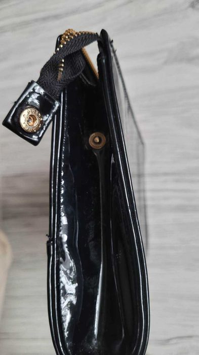 Torebka kopertowa czarna lakierowana złoty zamek kopertówka jak nowa