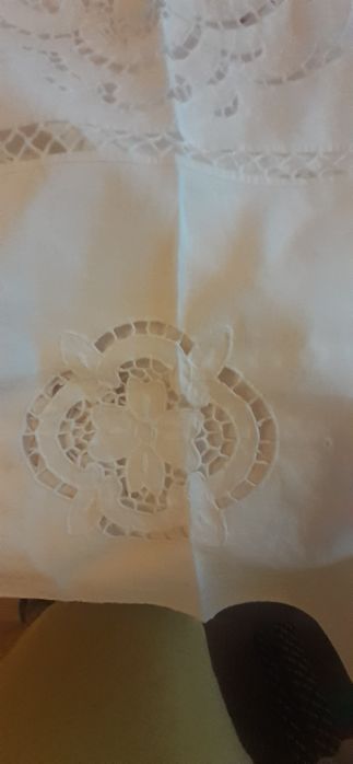 Belo Par de Cortinados Bordados