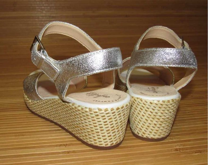 Шкіряні босоніжки