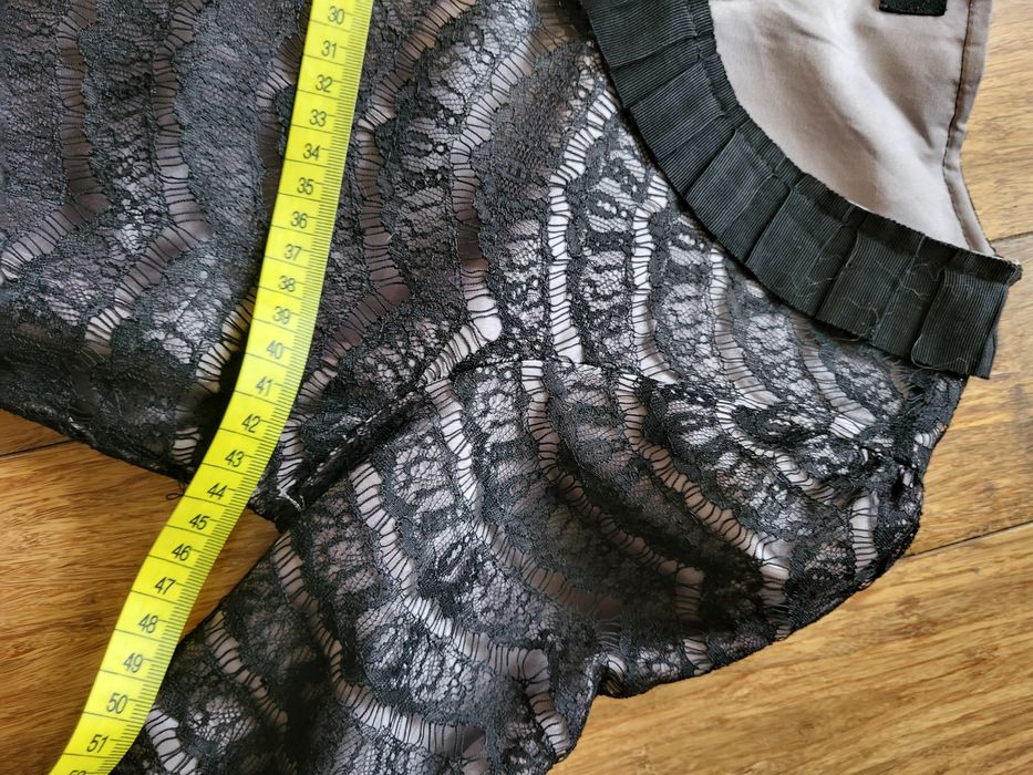 Piękna koronkowa sukienka.