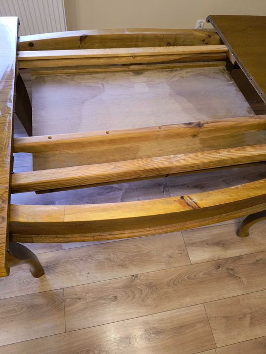 Stół rozkładany z krzesłami