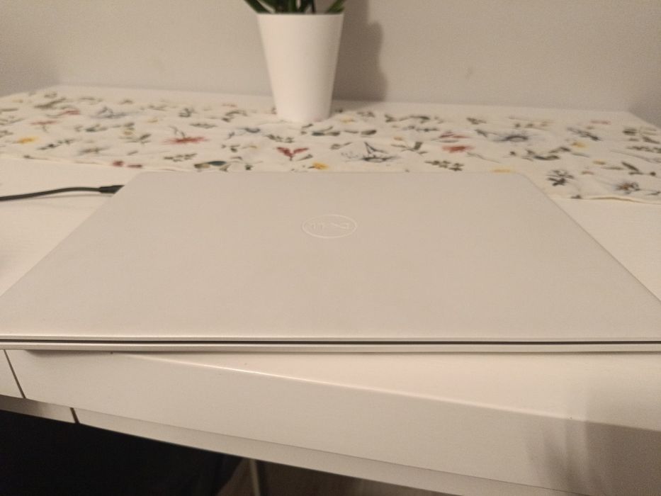 Biały Laptop DELL