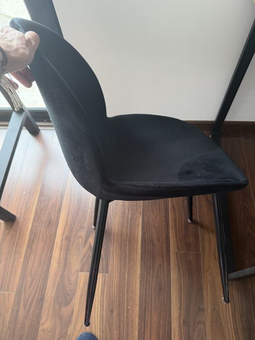 Cadeira preta usada e em bom estado.