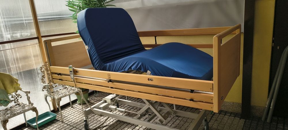 Cama articulada elétrica e elevatória invacare faz cadeirão
