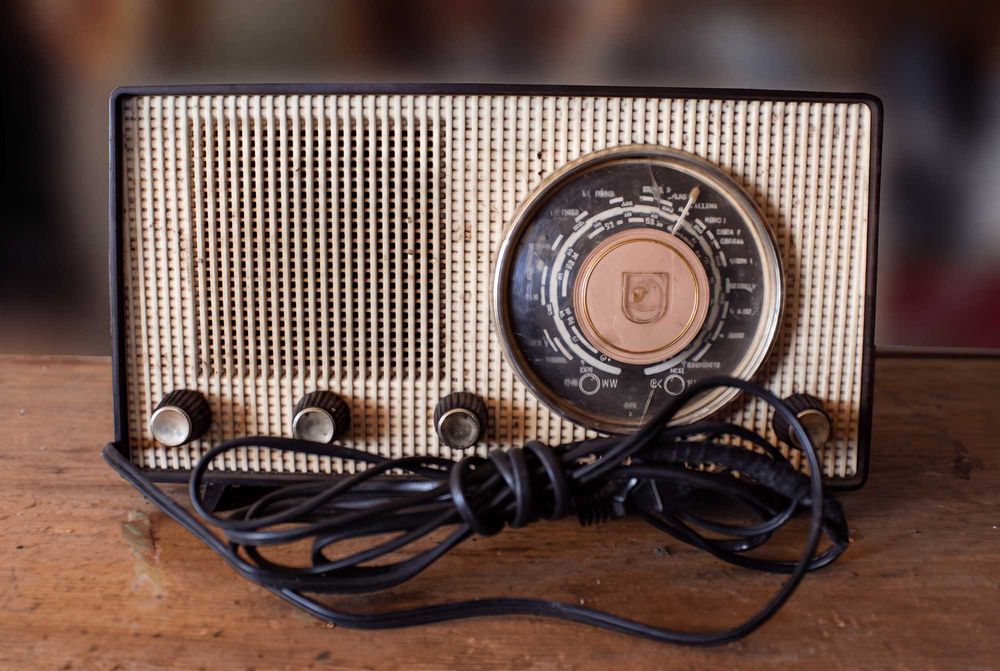 Rádio antigo da marca Philips