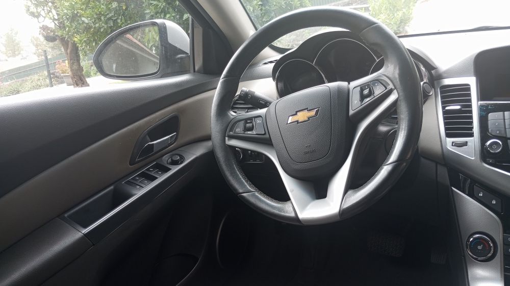 Chevrolet Cruze com caixa velocidades automáticas.