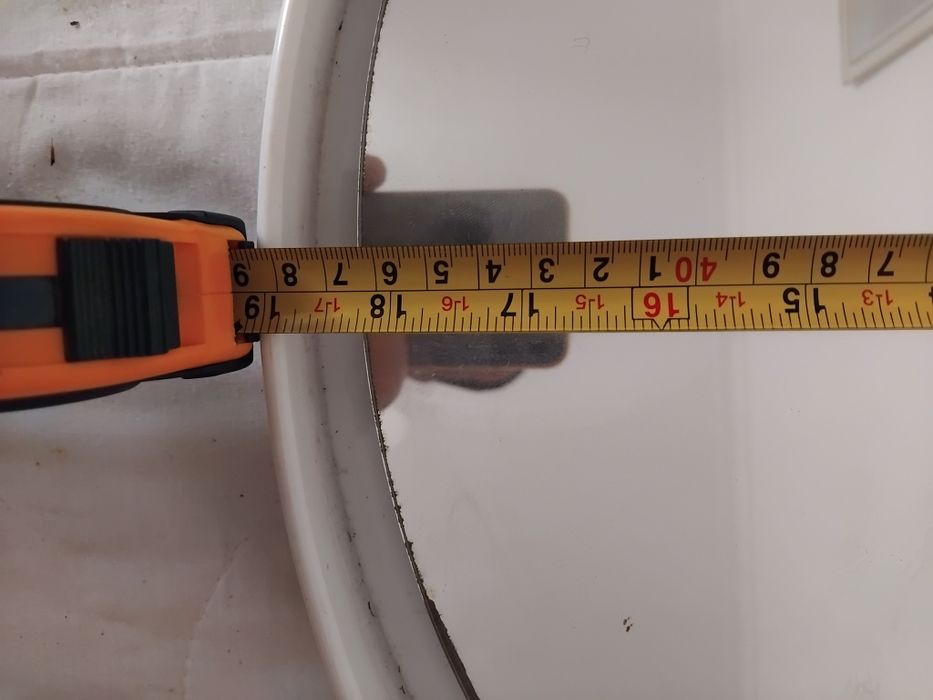 Espelho redondo antigo e minimalista