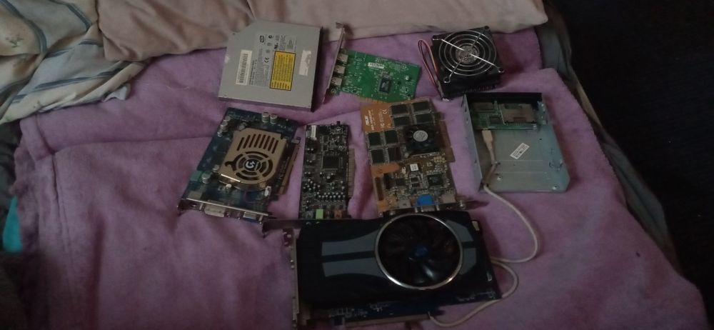 Karta graficzna Radeon plus dwie karty graficzne retro czytnik kart