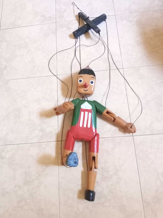 Marioneta antiga Pinóquio articulada em madeira, vinda de Itália
