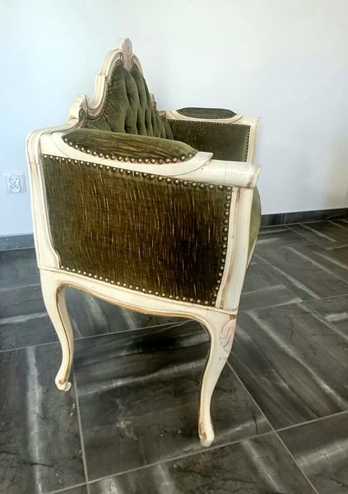 Mała sofa z podnóżkiem