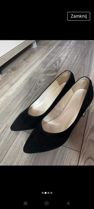 Pantofle damskie na obcasie prawie nowe.