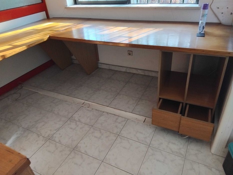 Conjunto de móveis de escritório em madeira