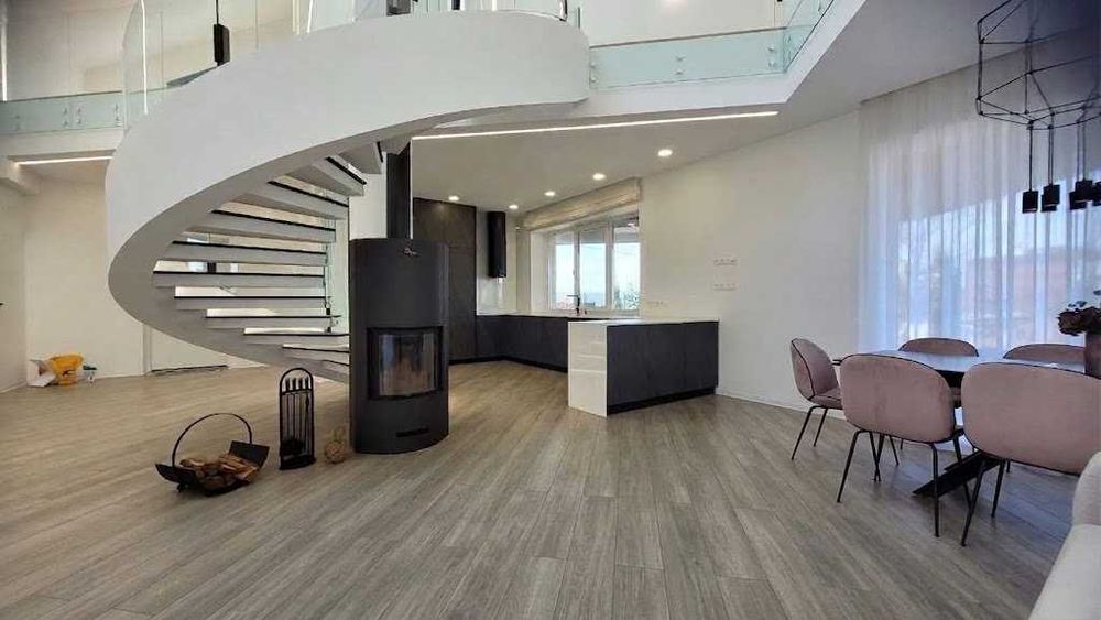 Продаж унікального будинку 297 м² з басейном, ставком і панорамою 15 соток,  4 спальні,  4 с/в,  гараж на 2 авто,  введено в експлуатацію 2024