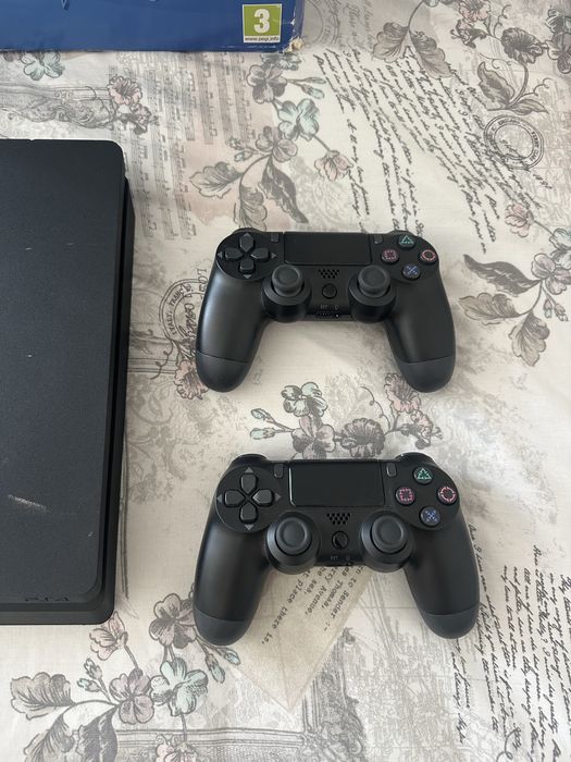 PS4 Slim 1TB + 2 Comandos + 14 Jogos + Caixa Original