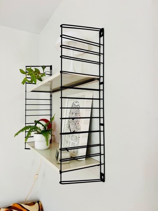 Estante metálica em branco - vintage