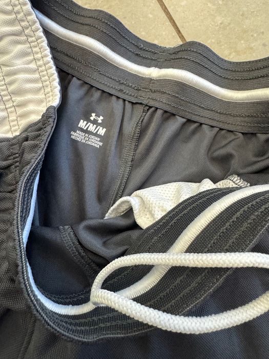 Under Armour krótkie sportowe spodenki r. M, szare, jak nowe