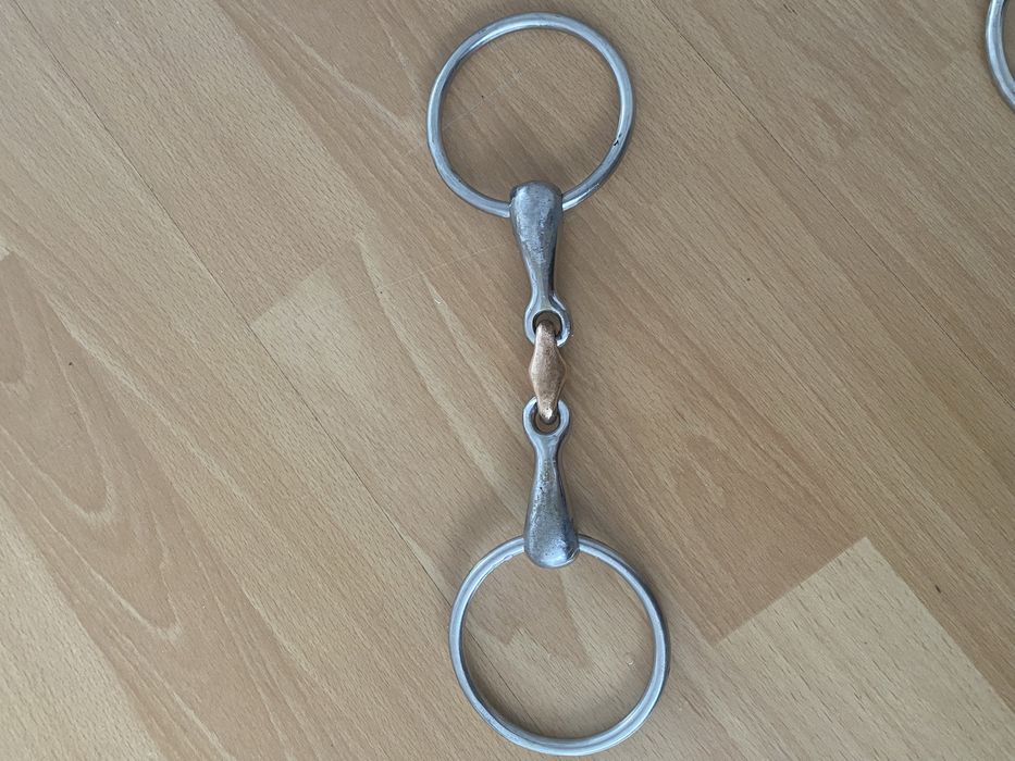Wędzidlo podwójnie łamane pełne