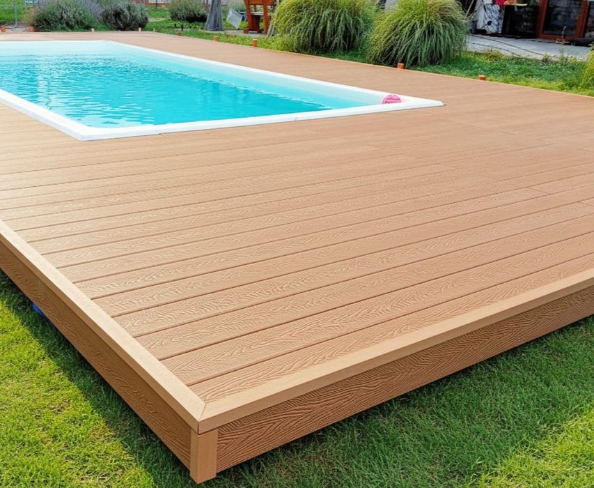 Taras z kompozytu lub drewna.