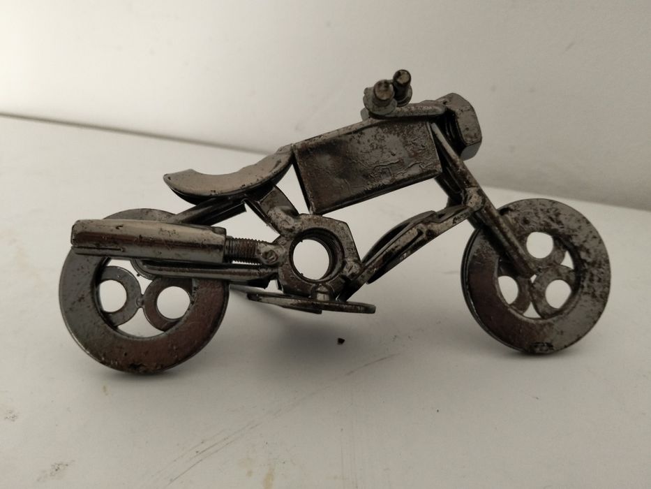 Moto, músico e futebolista, estatuetas em metal