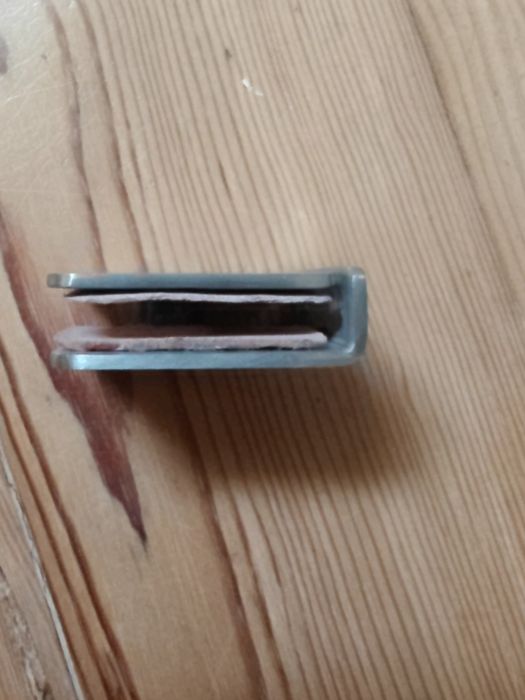 Acessório nunca usados de  inox de fixação vidro (8 a 10mm) à parede ou a outra  estrutura. Espessura da peça 2 mm