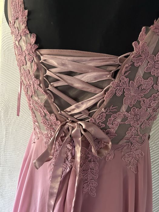 Elegancka sukienka balowa z koronkowym gorsetem