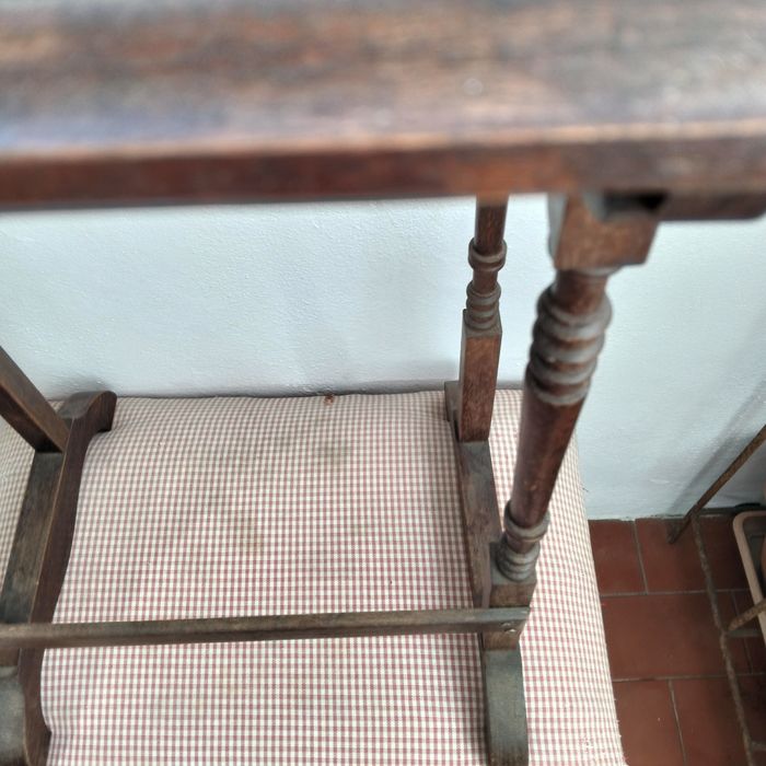 Mesinha de apoio, usada, para de restaurar á cor ou pintar