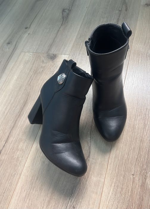 Czarne botki damskie na słupku r. 35