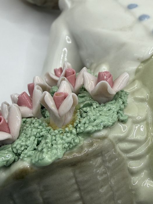 Porcelanowa figurka Chłopca z koszem róż
