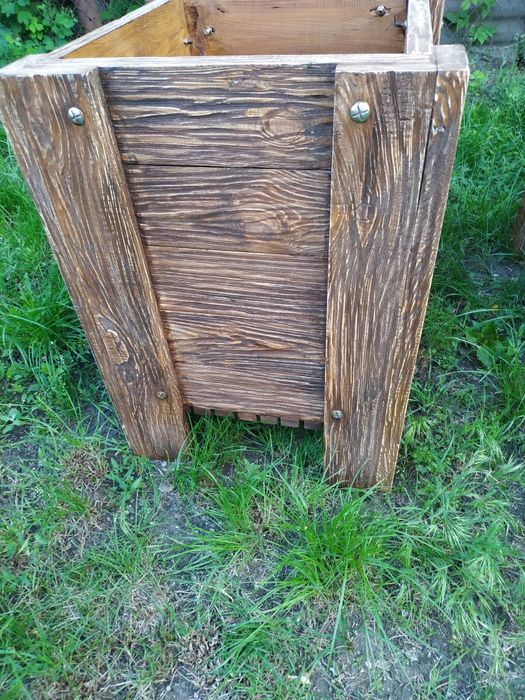 Кашпо для туи из натурального дерева.