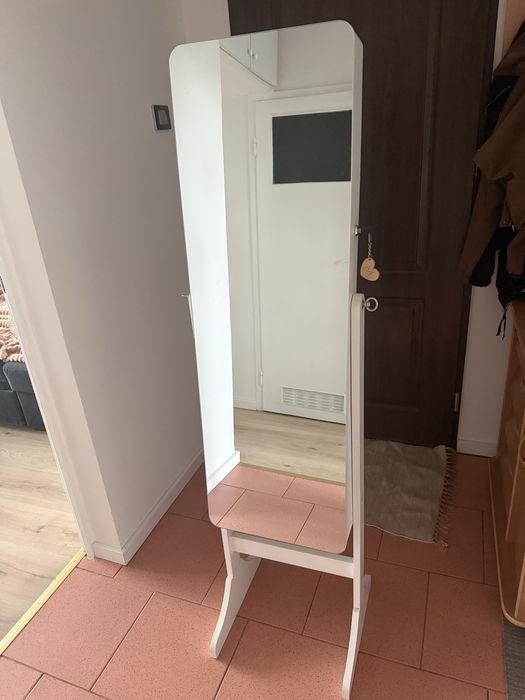 Lustro, Lustro z miejscem na bizuterie