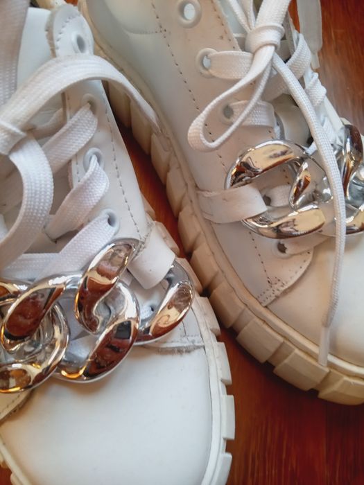 Sapatilhas brancas com pormenor prateado da Drakart