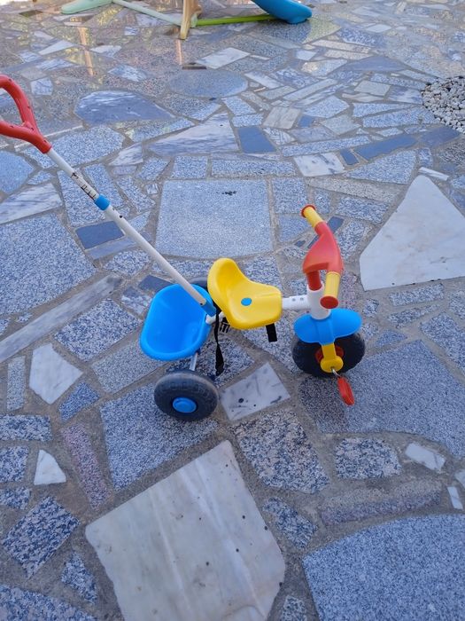 Triciclo de pedais e de empurrar
