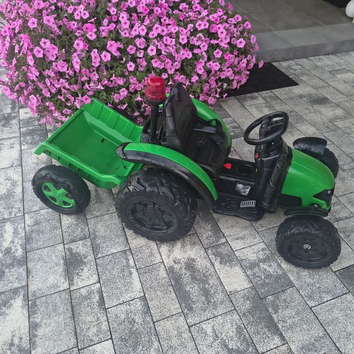 Traktor z przyczepą na akumulator grający na pilota